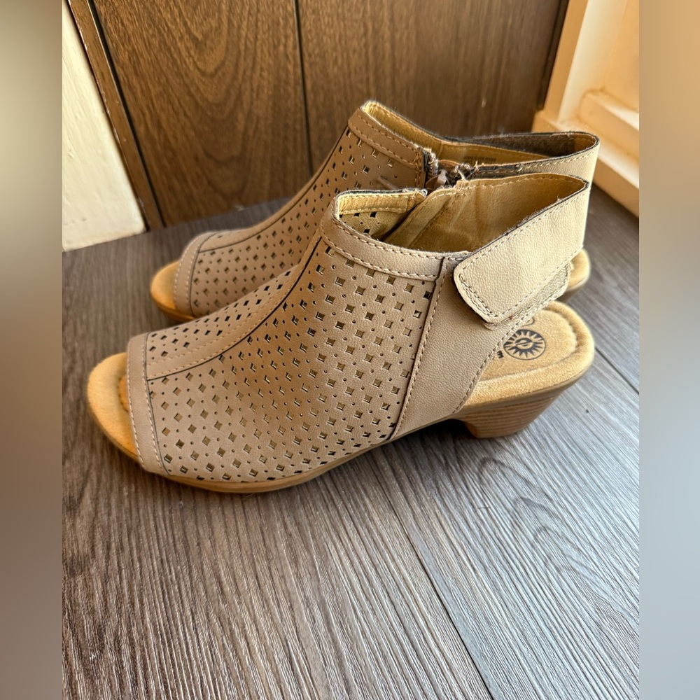 Earth spirit‎ Women's Tan Peep-Toe Ankle Boot size 7